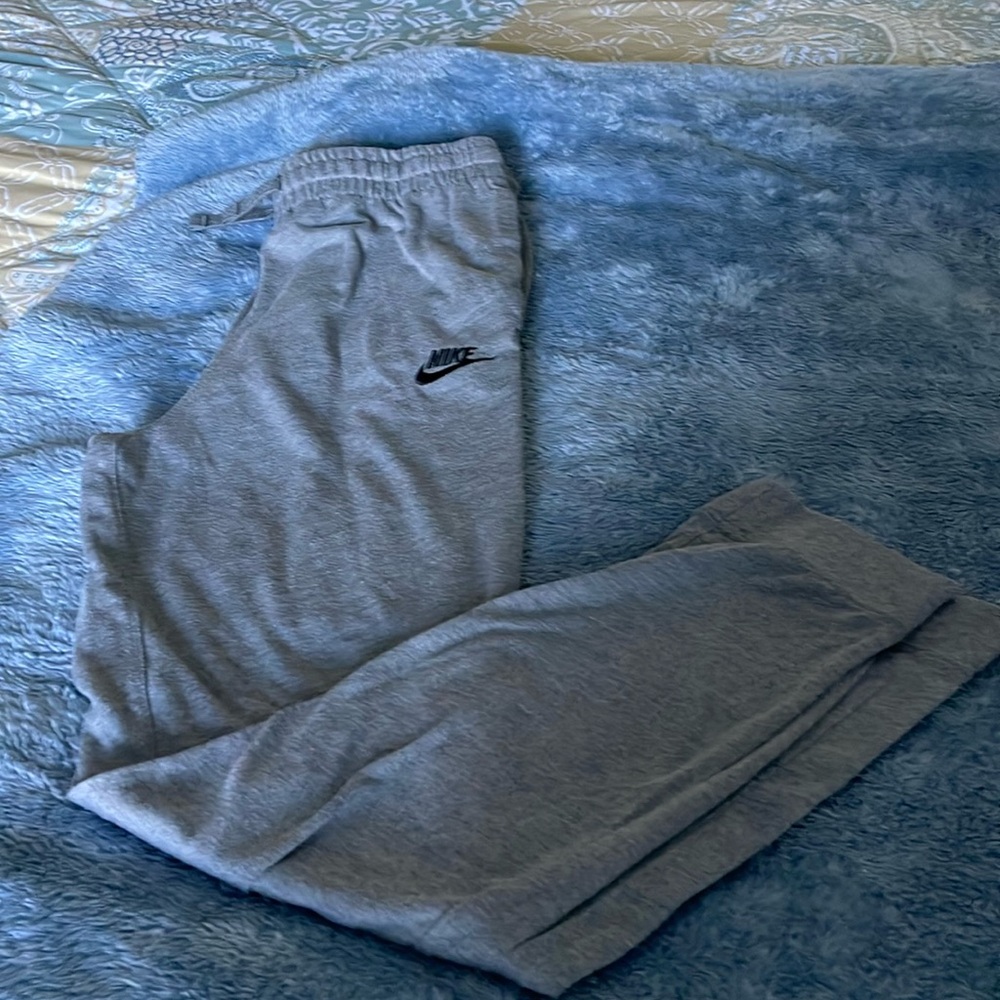 Nike boys joggers.               XL